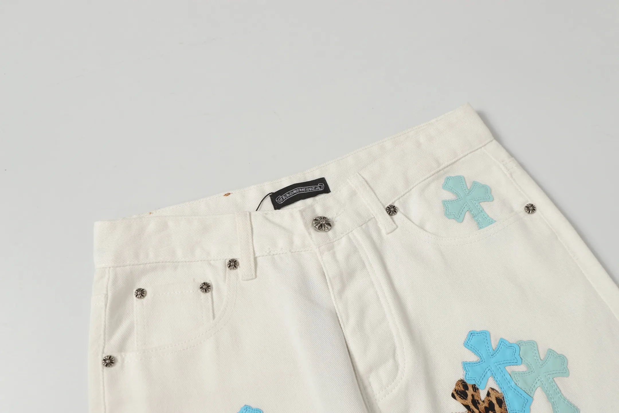 P280 -Chrome Hearts/Chrome Hearts 25ss classic white cow series colored leather cross washed color cloth unisex denim trousers -Vibe style straight stacked god-level version -carbon fine bias denim color cloth -old vintage complete set of hardware - Chrome Hearts white cow series The high version uses high-ounce custom fabrics, fermentation washing and soft color fixation, soft and thick to wear, the details are all hand-polished and manufactured with craftsmanship, all-over jacquard fabrics, unique design style After multiple processes to create a full retro feel, a niche and unique non-contrast shirt, custom-made distressed spray-painted buttons, every detail is crafted with craftsmanship. Color: Picture color Code number: 28-36